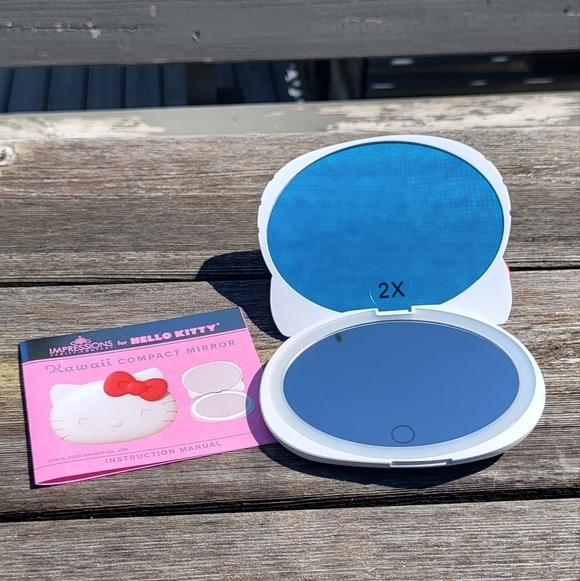 Hello Kitty Ultra Bright LED Magnifying Compact Mirror - Picture 4 of 7